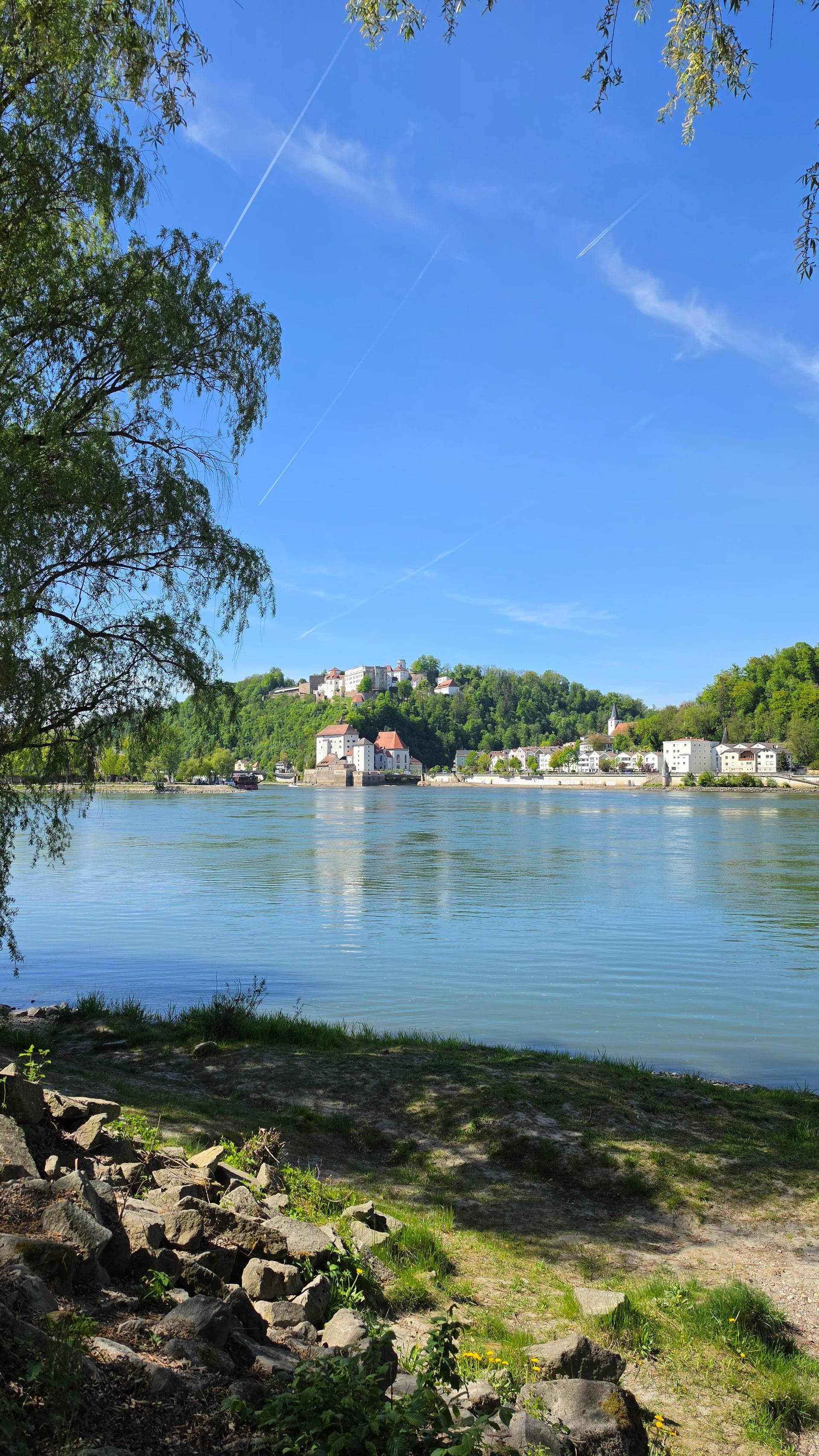 Bild vom Passauer Oberhaus und Unterhaus vom Zusammenlauf Donau Inn fotografiert