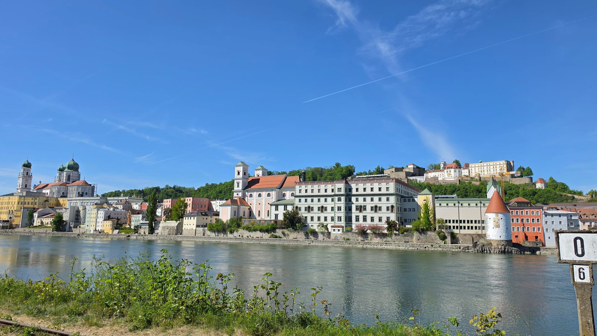 Passauer Altstadt mit Oberhaus und Dom im Hintergrund, fotografiert von der Innseite
